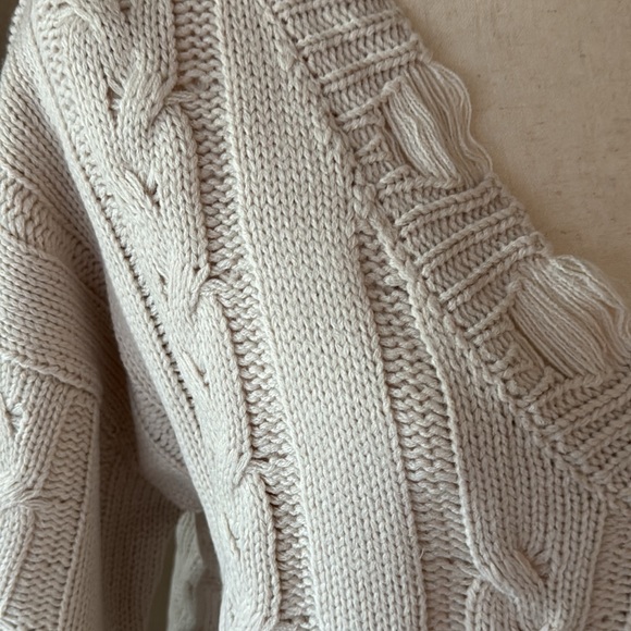 Soft v neckline sweater in beige - Picture 6 of 7